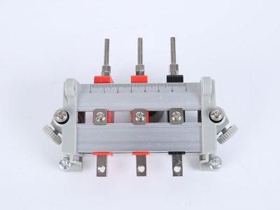 HH2017B單相鋁合金下出線(xiàn)表座（3滑塊-105、125MM-孔距，M8-螺桿）